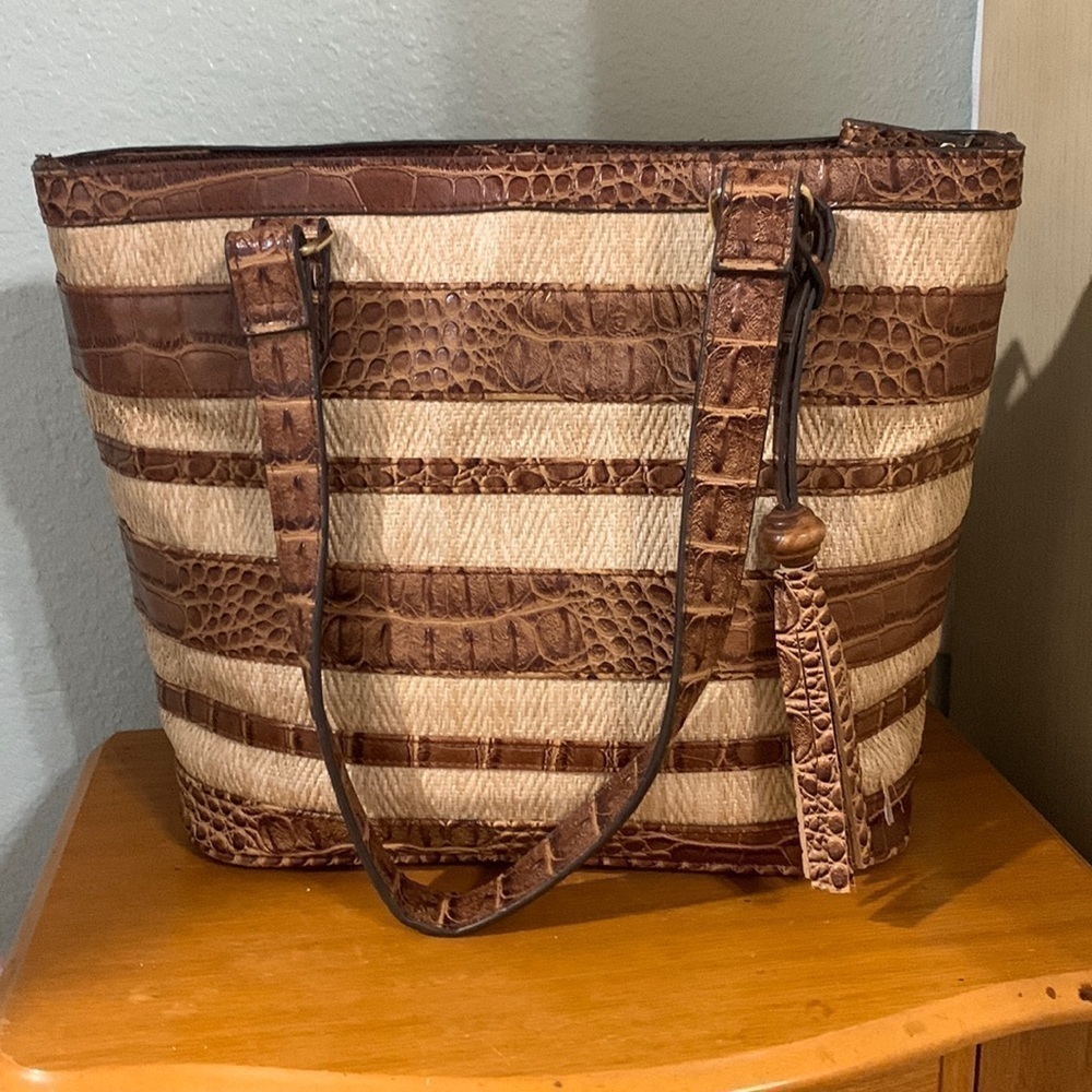 Cute tote, great crocodile and woven style